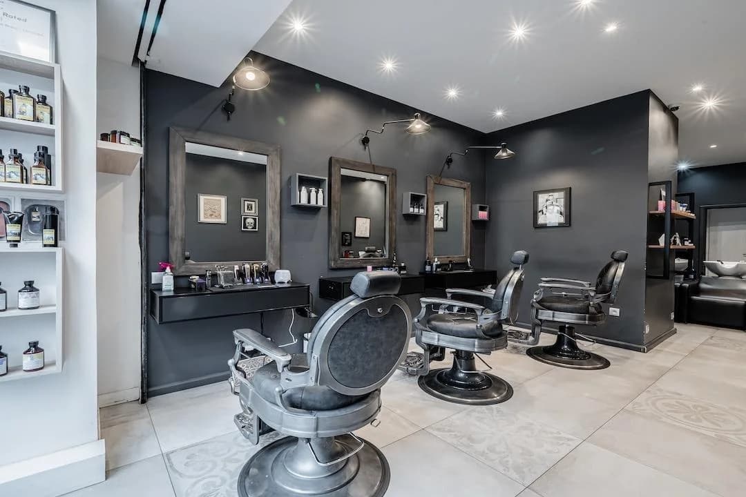 Barbershop aux trois postes de travail libres